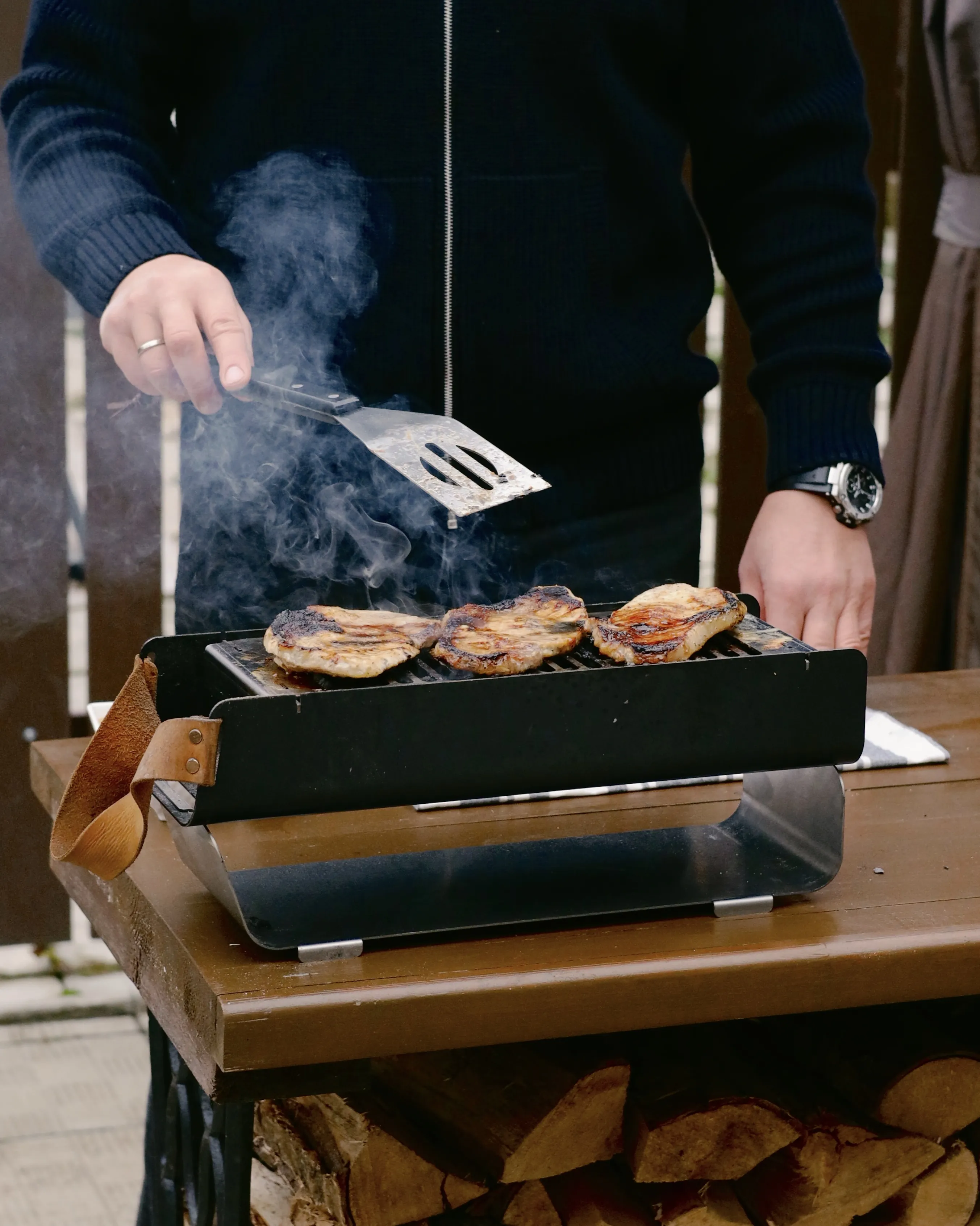Фото гриля с горящими углями